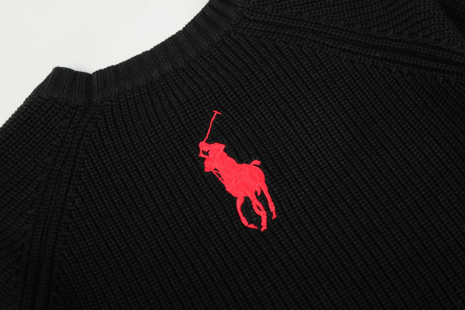 P220 Top quality" Style number: DS812# (not off the shelves all year round) [Ralph Lauren round neck piqué knitted sweater with war horse embroidery on the front and back] ✅Ralph Lauren classic basic versatile round neck pullover sweater for men and women ✅Main supply platform live broadcast Wholesale entity Replenish if out of stock Not removed from the shelves ✅ZP quality 1:1 version Scan the code to enter the GF website Counter quality ✅Detailed quality The only one in Guangzhou Imported quality cotton yarn Mainly high-end, cost-effective, good quality needless to say ✅The version is restored to the original order, the maximum size can be worn up to 200 pounds, loose, comfortable and stress-free ✅The upper body is simple and easy to match, ootd must-have style, good-looking clothes are never picky, a must-have item in the wardrobe is recommended. Size: S-XL Color: White, gray, khaki, navy blue, brown, burgundy, black with white label, black with red label